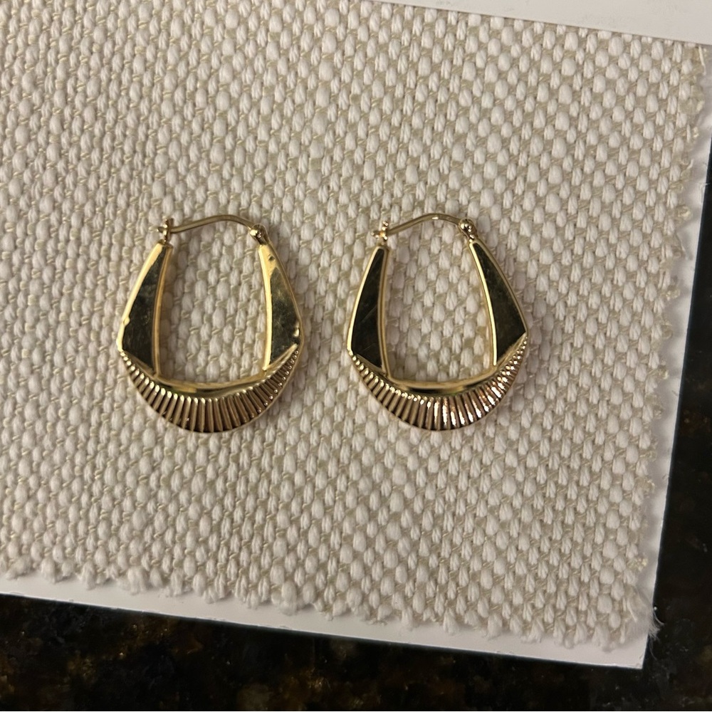 14k solid Gold U-Hoop earrings with ridge detail